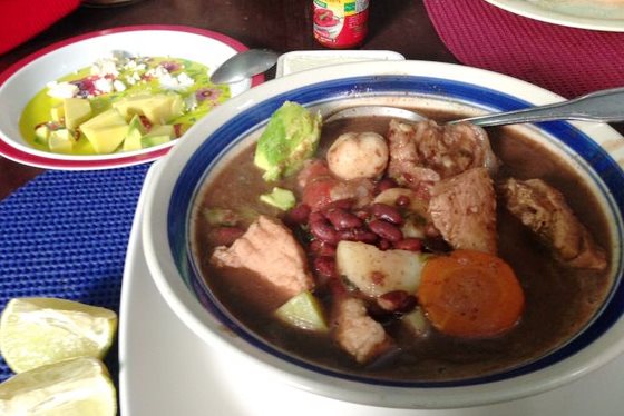 Sopa de frijoles con costilla de cerdo