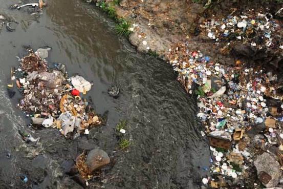 Existen más de 300 ríos salvadoreños que se encuentran contaminados y solamente el 5% de los ríos no están contaminados.